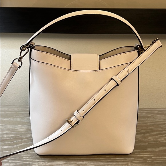 Kate Spade New York Reegan Pansy Toss Bucket Bag. - Picture 7 of 12